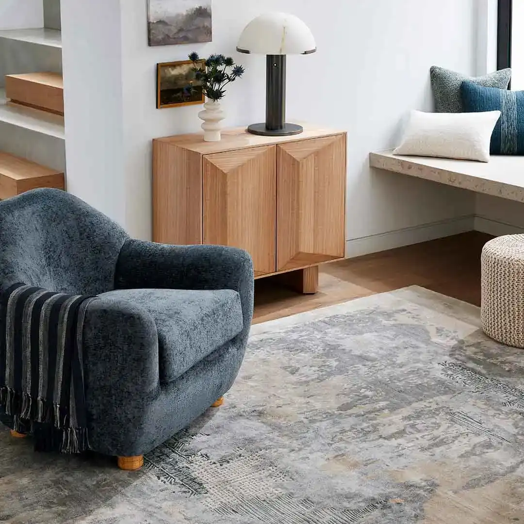 Graphic charcoal rug with a linear motif